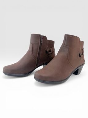 Easy Street Dawnta Ankle Boots Western Block Heel Side Zip Brown 6.5 Wide NEW